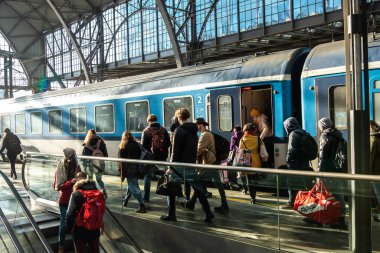 Prag, Çek Cumhuriyeti, 12-31-2020. İnsanlar, 31 Aralık 2020 tarihinde COVID-19 sırasında Prag ana tren istasyonundan (Hlavni Nadrazi) kalkan trenlerini yakalamak için bekliyorlar.