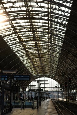 Prag, Çek Cumhuriyeti, 12-31-2020. Prag ana tren istasyonu (Praha Hlavni Nadrazi) 31 Aralık 2020 'de COVID-19 sırasında boştur.