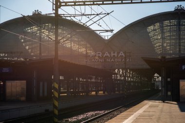 Prag, Çek Cumhuriyeti, 12-31-2020. Prag ana tren istasyonu (Praha Hlavni Nadrazi) 31 Aralık 2020 'de COVID-19 sırasında boştur.