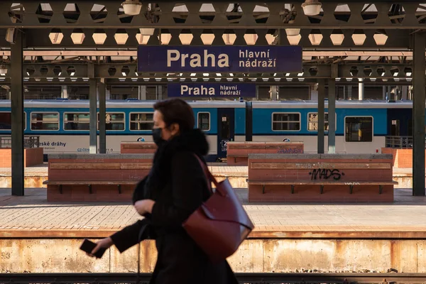 Prag, Çek Cumhuriyeti, 12-31-2020. Prag ana tren istasyonu (Praha Hlavni Nadrazi) 31 Aralık 2020 'de COVID-19 sırasında boştur.
