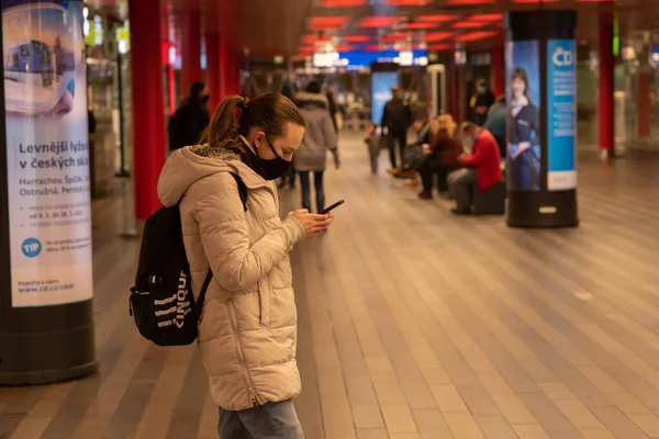Łotr Republika Czeska 2020 Kobieta Patrzy Telefon Czekając Pociąg Wyjazdu — Zdjęcie stockowe