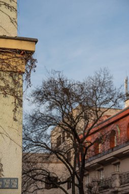 Prag 6 'daki eski bir binanın dış duvarları, 2021 kışının başında Hradcanska tramvay istasyonuna yakın..