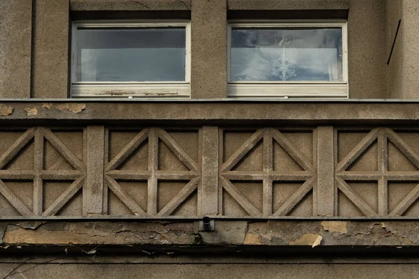 Rotten Danni Balconi Vecchi Edifici Praga Sono Vecchi Marci Vicino — Foto Stock