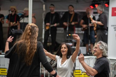 Brno, Çek Cumhuriyeti. 06-11-2016. Brno 'da düzenlenen Roman Halk Festivali' nde (çingeneler) çingeneler dans ederken, çocuklar ve gençler için etkinlikler düzenlendi..