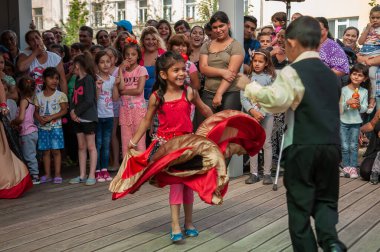Brno, Çek Cumhuriyeti. 06-11-2016. Brno 'da düzenlenen Roman Halk Festivali' nde geleneksel kostümlerle dans eden kızlar, çocuklar ve ergenler için etkinlikler düzenlendi..