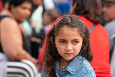 Brno, Çek Cumhuriyeti. 06-11-2016. Brno 'da düzenlenen Roman Halk Festivali' ne (Çingeneler) katılan bir kızın portresi, gençler ve çocuklar için etkinliklerle birlikte.