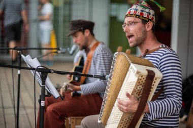 Brno, Çek Cumhuriyeti. 06-11-2016. Brno 'da düzenlenen Roman Halk Festivali' ne (Çingeneler) çocuklar ve gençler için etkinliklerle bir grup müzisyen katıldı..