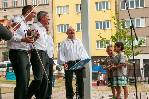 Brno Tsekin Tasavalta 2016 Lapset Katsomassa Muusikoiden Ryhmää Romanien Festivaaleilla — kuvapankkivalokuva