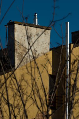 Prag 'ın tarihi bölgesine yakın Prag 6. Bölgedeki eski ve kaliteli binaların çatıları ve bacaları.