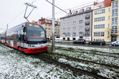 Prag, Çek Cumhuriyeti. 01-07-2021. Prag 6 'daki Hradcanska metro istasyonundan gelen ve giden tramvay kar yağışı sırasında.