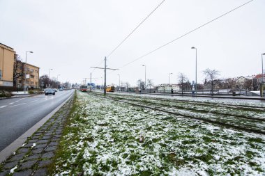 Prag, Çek Cumhuriyeti. 01-07-2021. Prag 6 'daki Hradcanska metro istasyonundan gelen ve giden tramvay kar yağışı sırasında.