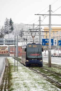 Prag, Çek Cumhuriyeti. 01-07-2021. Prag 6 'daki Hradcanska metro istasyonundan gelen ve giden tramvay kar yağışı sırasında.