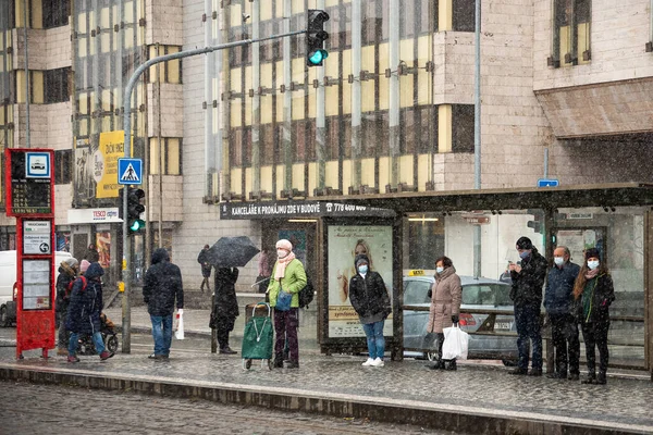 Praga República Checa 2021 Pessoas Esperando Bonde Estação Hradcanska Praga — Fotografia de Stock