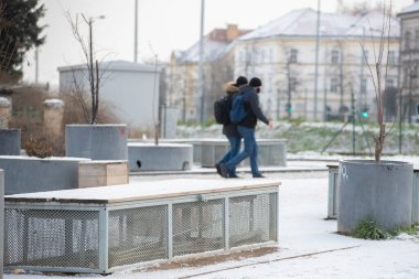Prag, Çek Cumhuriyeti. 01-08-2021. Prag 6 'daki Hradcanska metro istasyonuna yakın, kar yağışlı bir günde yürüyen insanlar