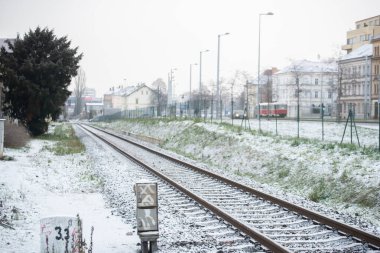 Prag, Çek Cumhuriyeti. 01-08-2021. Prag şehri, Prag 6 'daki Hradcanska metro istasyonuna yakın, kar yağışlı bir günde