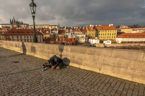 Praga Republika Czeska 2021 Żebrak Proszący Pieniądze Moście Karola Zachodzie — Zdjęcie stockowe