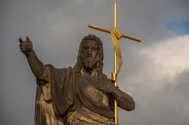 Prag, Çek Cumhuriyeti. 01-11-2021. Charles Köprüsü 'ndeki Aziz John Heykeli ve Prag' ın tarihi şehir merkezinde Hradcany Bölgesi 'ndeki Aziz Vitus Katedrali..