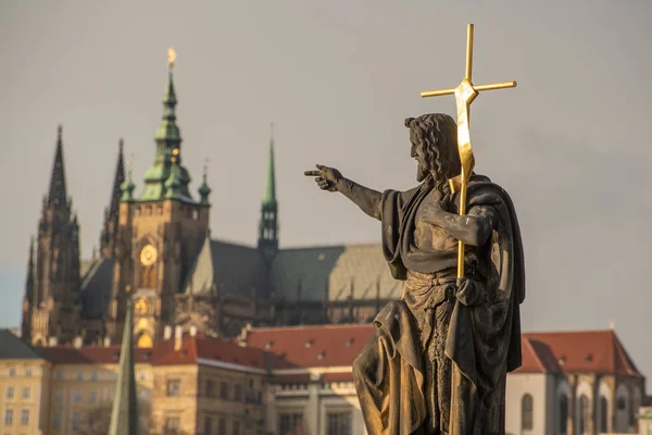 Praga República Checa 2021 Estátua São João Batista Ponte Carlos — Fotografia de Stock