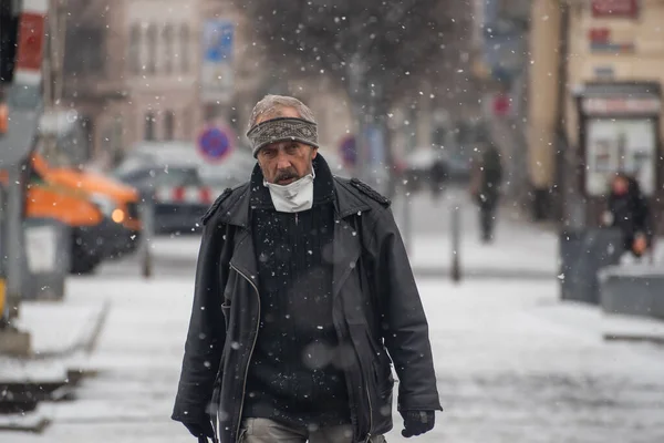 Прага Чехия 2021 Мужчина Ожидающий Пересечения Проспекта Снежный День Маской — стоковое фото