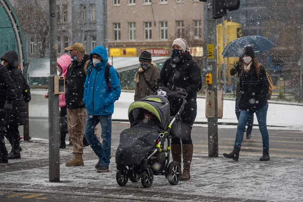 Prag Tjeckien 2021 Människor Korsar Avenyn Snöig Dag Med Mask — Stockfoto