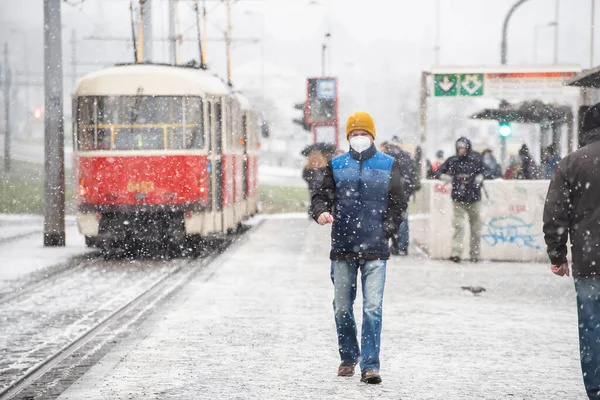 Prag Tjeckien 2021 Man Går Efter Fallande Från Spårvägen Snöig — Stockfoto