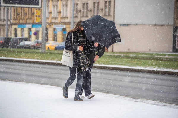 Prag Tjeckien 2021 Par Med Paraply Promenader Snöande Dag Med — Stockfoto