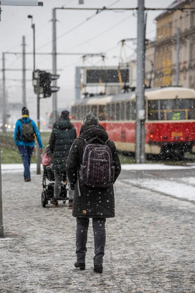 Прага Чеська Республіка 2021 Люди Йдуть Слідом Спуском Трамвая Сніговий — стокове фото