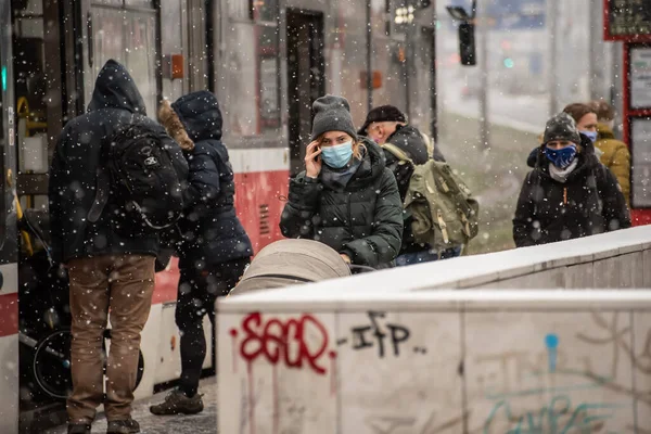 Prag Tjeckien 2021 Människor Går Efter Fallande Från Spårvägen Snöig — Stockfoto