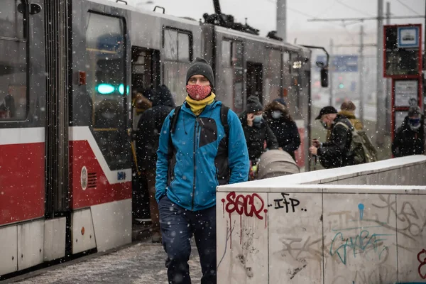 Praha Tsekin Tasavalta 2021 Ihmiset Kävelevät Laskeuduttuaan Raitiovaunutieltä Lumisena Päivänä — kuvapankkivalokuva
