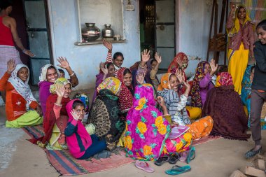 Rajasthan. Hindistan. 07-02-2018. Gelir getiren bir faaliyet için eğitim alan genç kadınlar.