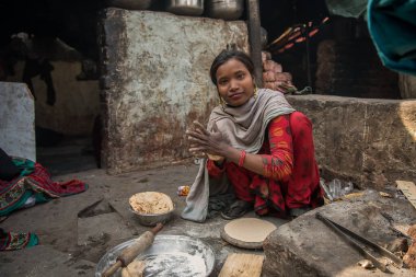 Rajasthan. Hindistan. 07-02-2018. Genç ergenler evlerinde yemek pişiriyor..