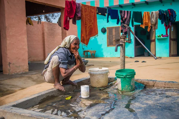 Het Rajasthan India 2018 Oude Vrouwen Verfrissen Zichzelf Een Warme — Stockfoto