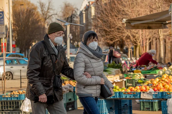 Prag Tjeckien 2021 Gamla Par Promenader Centrala Prag Solig Vintermorgon — Stockfoto