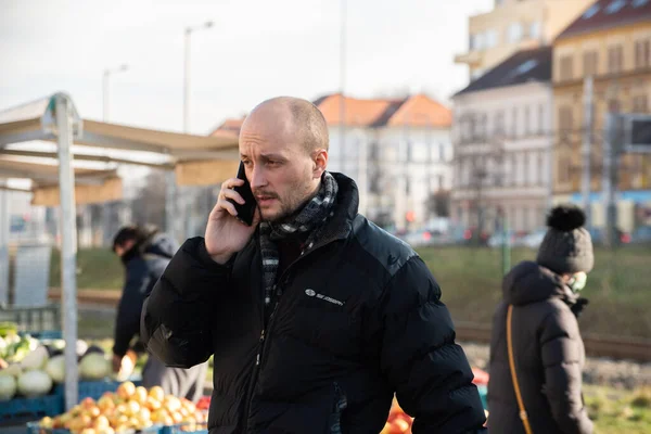 Praga República Checa 2021 Hombre Caminando Mientras Habla Teléfono Celular —  Fotos de Stock