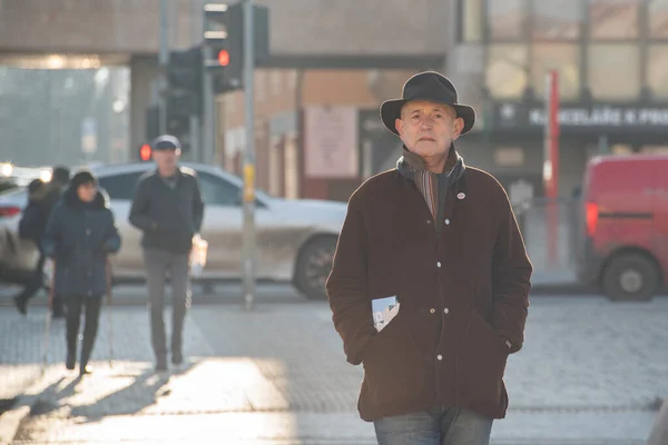 Prag Tjeckien 2021 Man Promenader Centrala Prag Solig Vintermorgon Nära — Stockfoto