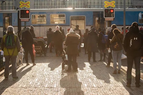 Praga Republika Czeska 2021 Ludzie Czekający Przejazd Pociągu Podnoszą Bariery — Zdjęcie stockowe