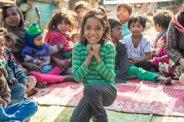 Rajasthan. Hindistan. 07-02-2018. Güzel kız okulda eğleniyor ve gülüyor, Hindistan 'da fakir bir mahallede yaşıyor..