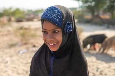 Rajasthan. Hindistan. 07-02-2018. Okulda okurken, Hindistan 'da fakir bir mahallede yaşarken güzel bir kızın portresi..