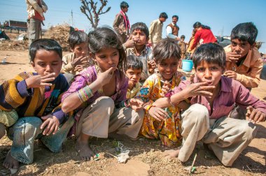 Rajasthan. Hindistan. 07-02-2018. Mahalledeki doğaçlama bir ders sırasında dişlerini fırçalayan bir grup çocuk..