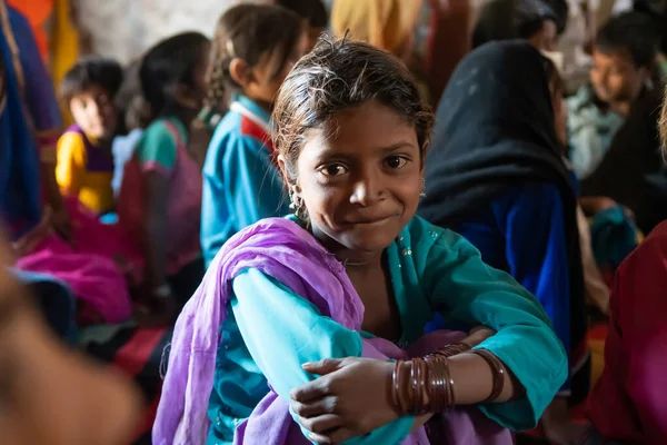 Rajasthan. Hindistan. 07-02-2018. Okulda okuyan, fakir bir mahallede yaşayan güzel bir kızın portresi..