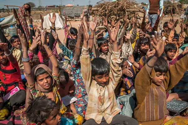 Rajasthan. Hindistan. 07-02-2018. Bir grup çocuk mahallelerinde doğaçlama bir sınıfta okuyor ve oynuyorlar..