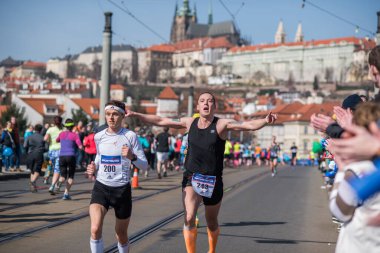 Prag, Çek Cumhuriyeti. 05-08-2016. Dünyanın dört bir yanından gelen koşucular Çek Cumhuriyeti 'nin Prag kentindeki Volkswagen Maratonu' nda toplandılar..