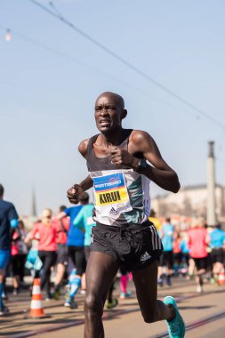 Prag, Çek Cumhuriyeti. 05-08-2016. Afrikalı erkek koşucu Çek Cumhuriyeti 'ndeki Volkswagen Maratonu' nda toplandı.
