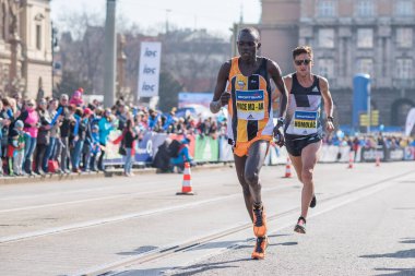 Prag, Çek Cumhuriyeti. 05-08-2016. Dünyanın dört bir yanından gelen koşucular Çek Cumhuriyeti 'nin Prag kentindeki Volkswagen Maratonu' nda toplandılar..