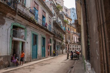 La Havana, Küba. 04-15-2018. Küba, La Havana 'daki tipik bir mahallenin panoramik görüntüsü.