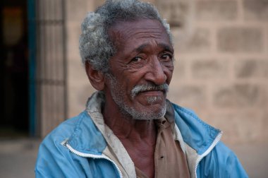 La Havana, Küba. 04-15-2018. Küba, La Havana sokaklarındaki yaşlı bir adamın portresi..