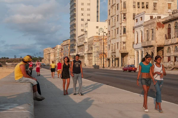 Habana Cuba 2018 Parejas Jóvenes Caminando Por Malecón Con Vista —  Fotos de Stock