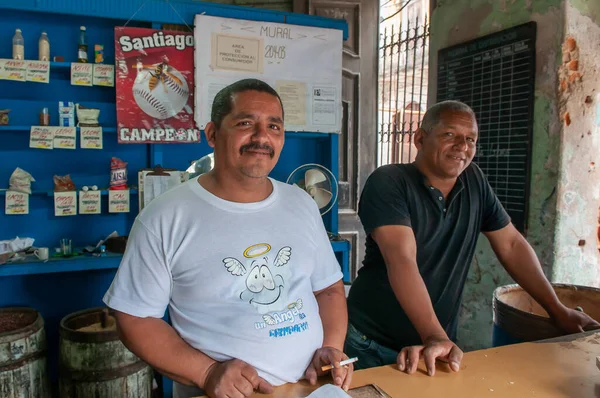 Havana Cuba 2018 Portret Van Twee Man Een Winkel Die — Stockfoto