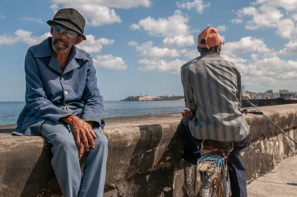 Habana Cuba 2018 Retrato Anciano Sentado Malecón Con Vista Mar —  Fotos de Stock