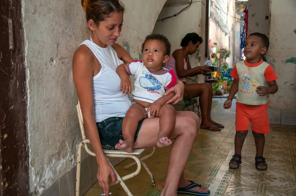 Havana Kuba 2018 Matka Kouří Zatímco Drží Své Dítě Svém — Stock fotografie